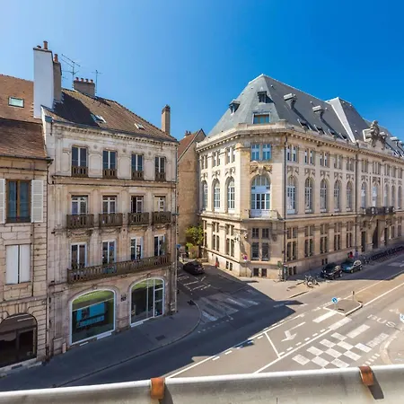 Sous La Glycine Au Centre De *